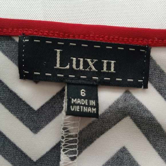 LUX II Hankerchief Style V-Neck Black/White/Red Dress Size 6 - Picture 2 of 9